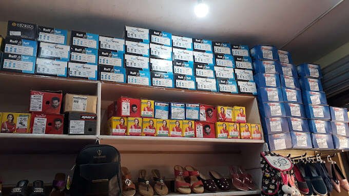 FAMOUS FOOTWEAR